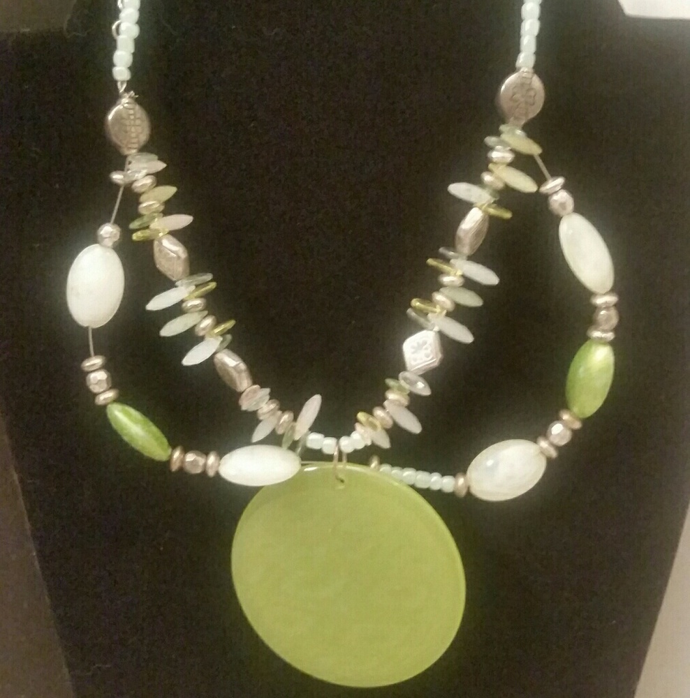 Cute beaded necklace in greens - Picture 2 of 3